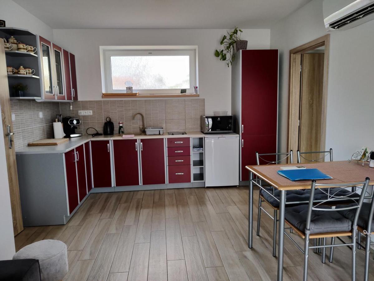 Apartman Pod Lipou - Samostatny Objekt Jaroměř Exterior foto