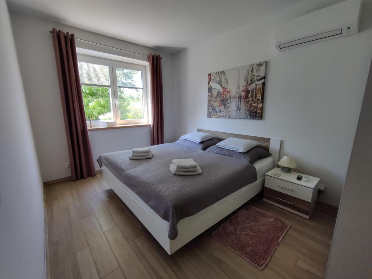 Apartman Pod Lipou - Samostatny Objekt Jaroměř Exterior foto
